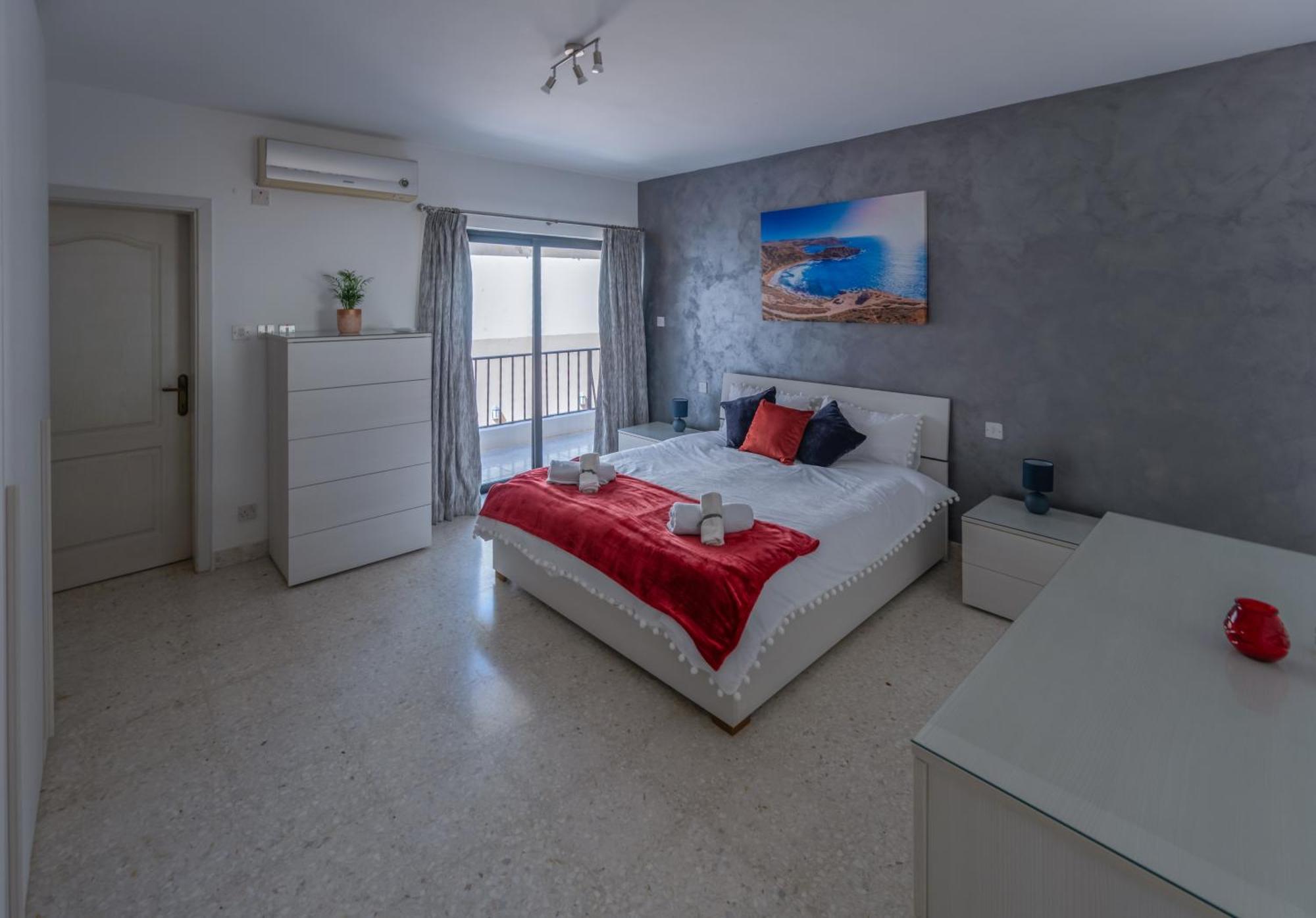 Spacious 3 Bedroom Apartment In The Heart Of St Julians Сент Джулианс Экстерьер фото