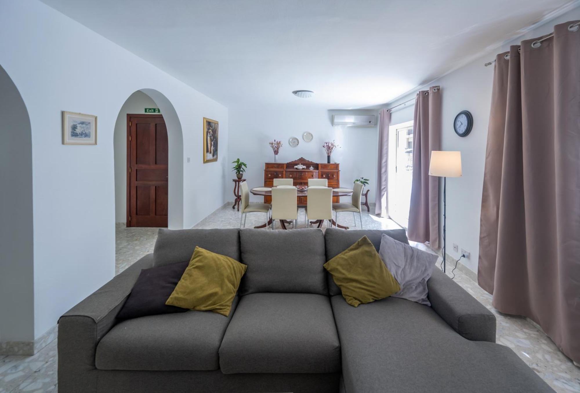Spacious 3 Bedroom Apartment In The Heart Of St Julians Сент Джулианс Экстерьер фото