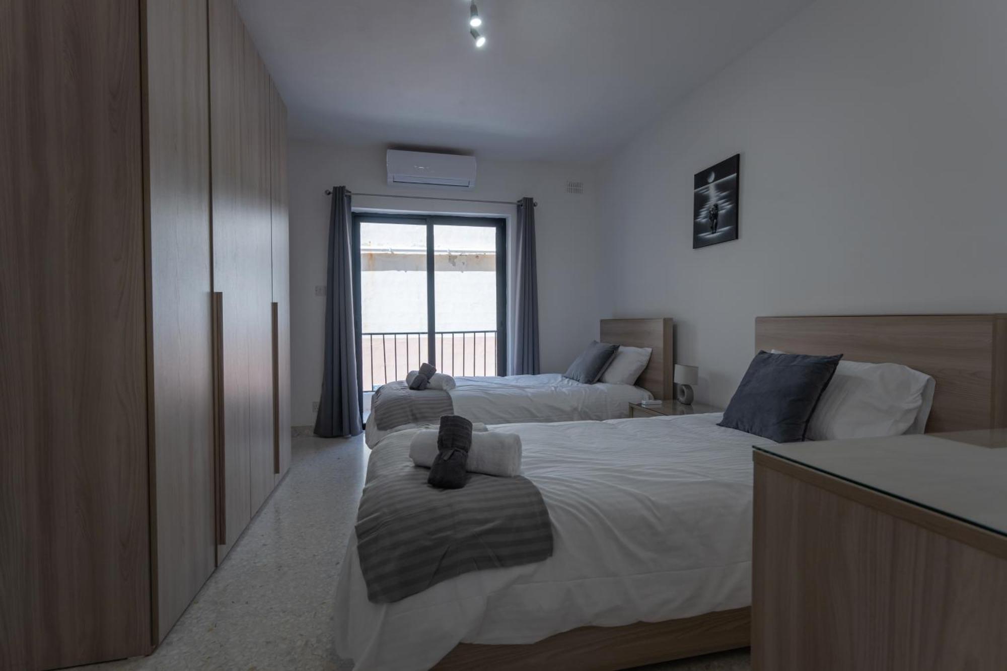 Spacious 3 Bedroom Apartment In The Heart Of St Julians Сент Джулианс Экстерьер фото