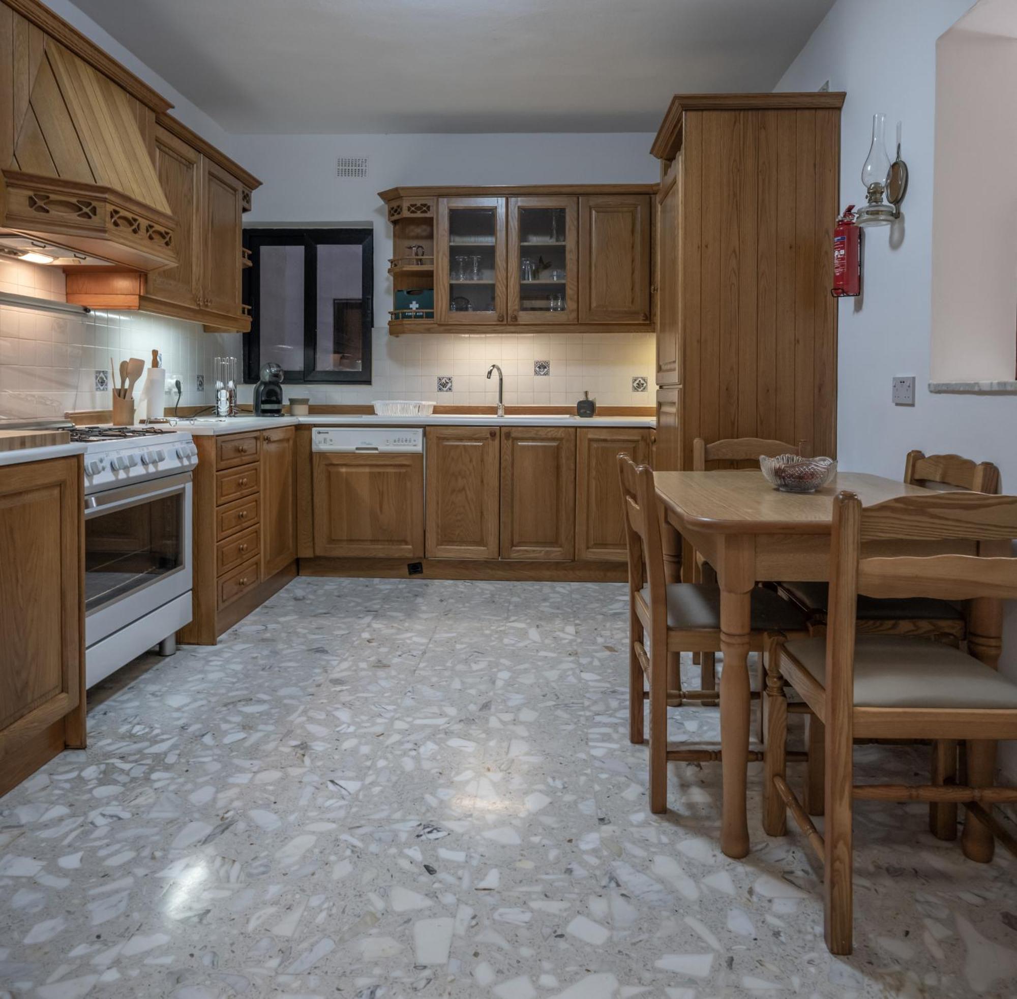 Spacious 3 Bedroom Apartment In The Heart Of St Julians Сент Джулианс Экстерьер фото