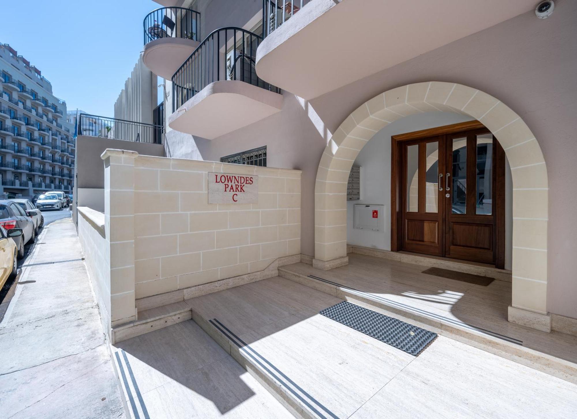 Spacious 3 Bedroom Apartment In The Heart Of St Julians Сент Джулианс Экстерьер фото