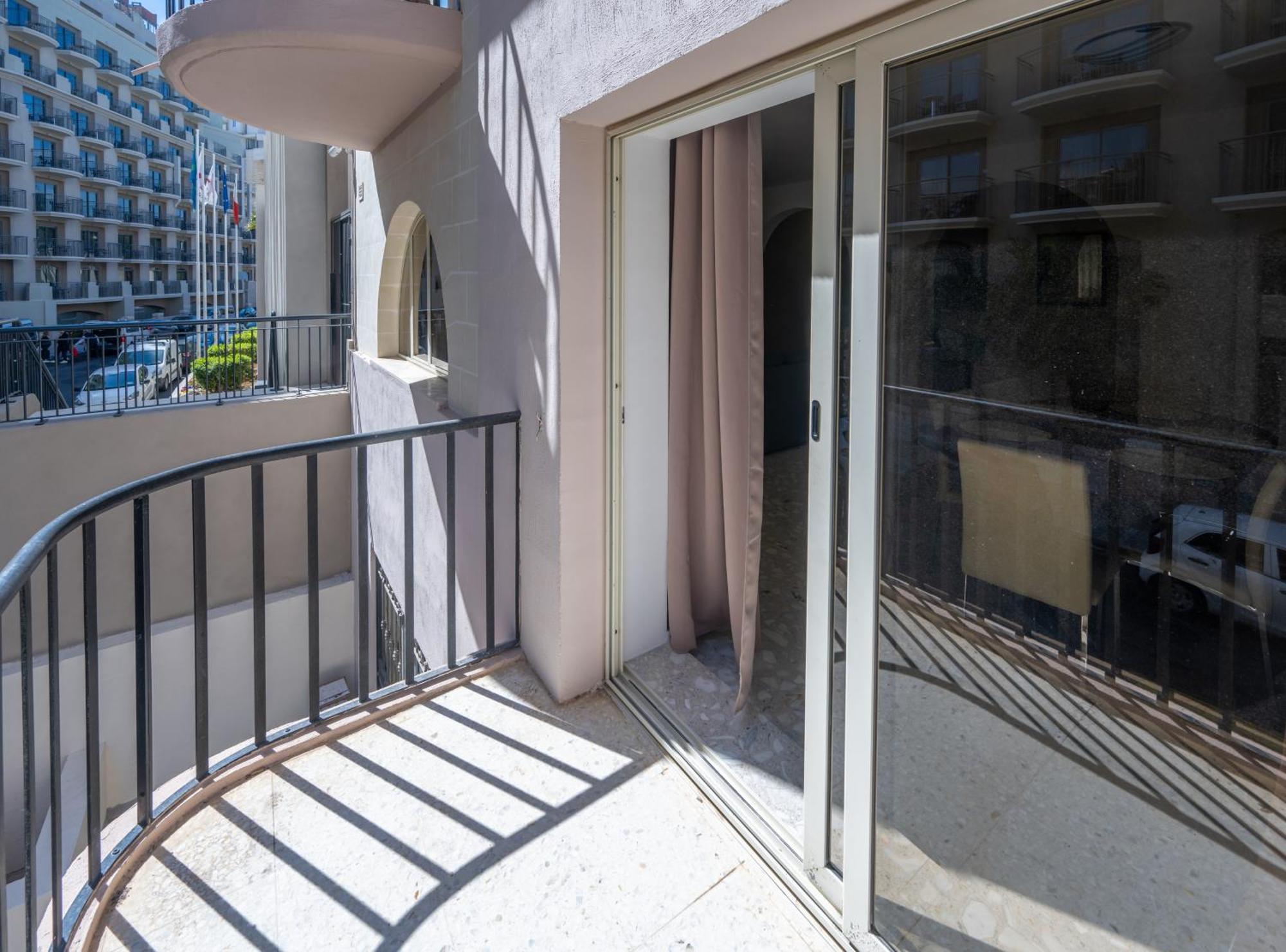 Spacious 3 Bedroom Apartment In The Heart Of St Julians Сент Джулианс Экстерьер фото