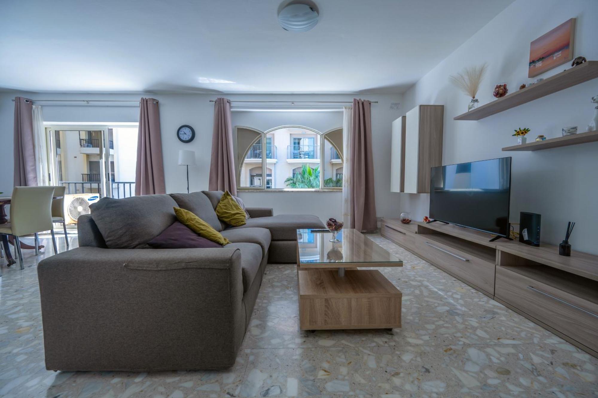 Spacious 3 Bedroom Apartment In The Heart Of St Julians Сент Джулианс Экстерьер фото