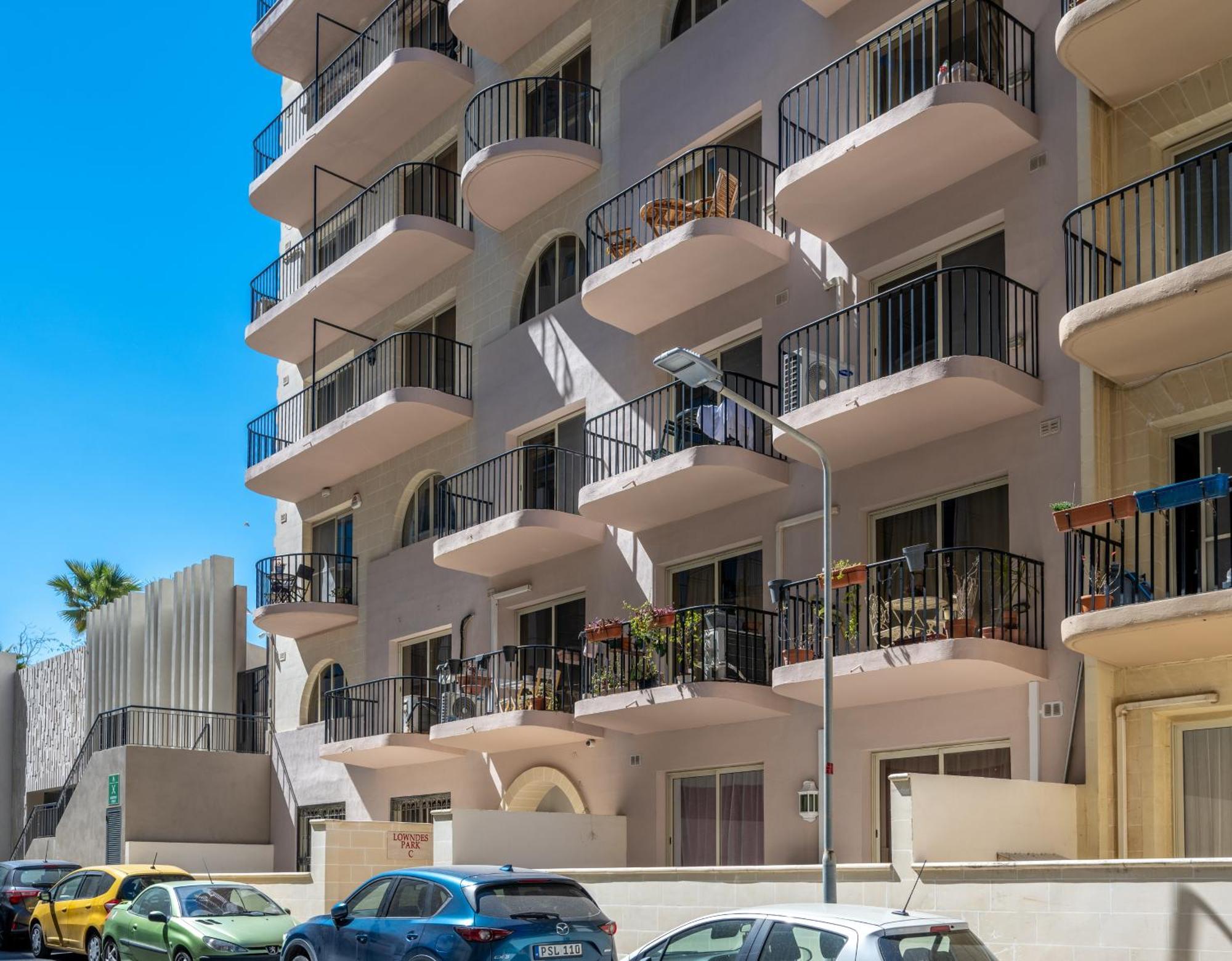 Spacious 3 Bedroom Apartment In The Heart Of St Julians Сент Джулианс Экстерьер фото
